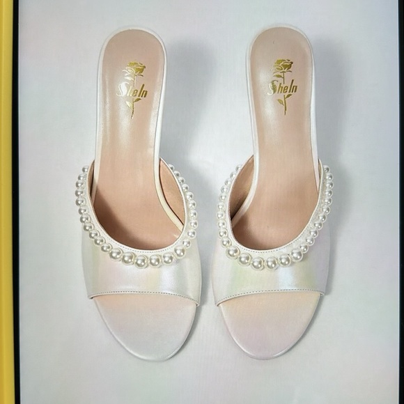 Pearl Iridescent heels - Picture 2 of 3